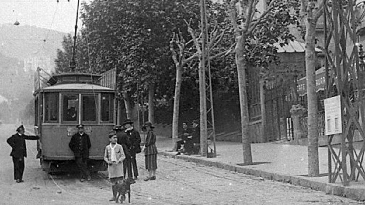 El Tramvia Blau a l’avinguda del Tibidabo, abans del Doctor Andreu. | ROSSEND TORRAS