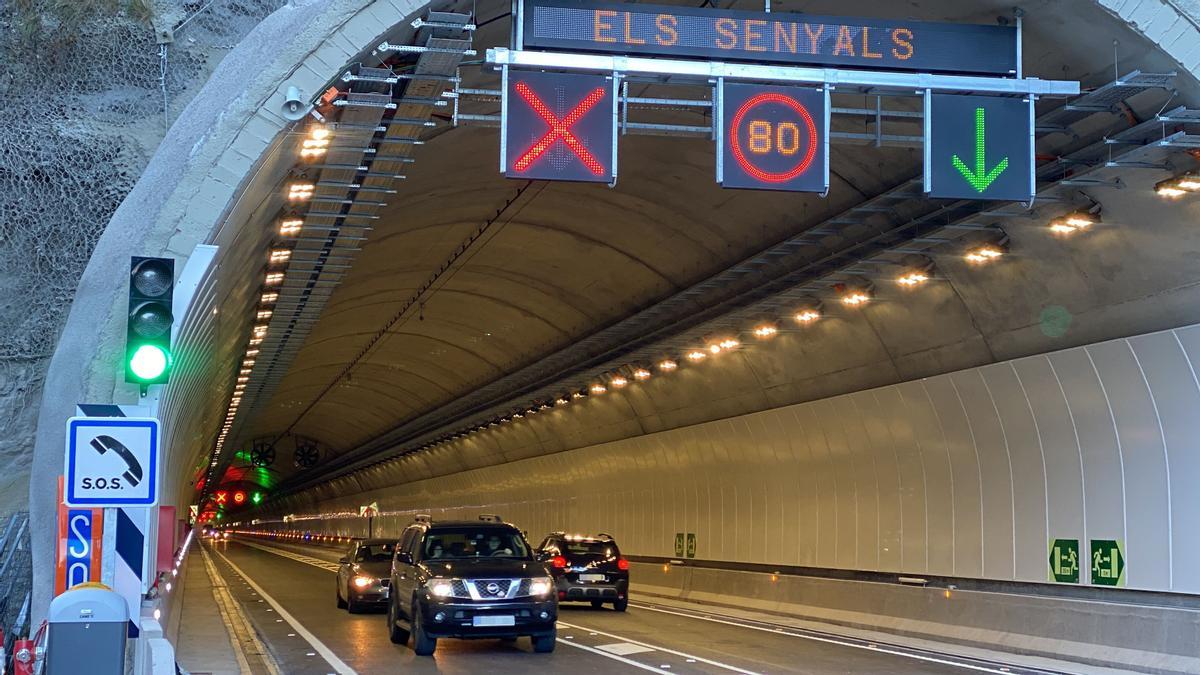 Pla obert de l'interior del túnel de Tresponts, a la C-14, on es veuen diversos vehicles circulant-hi. Imatge del 3 de desembre de 2021. (Horitzontal)