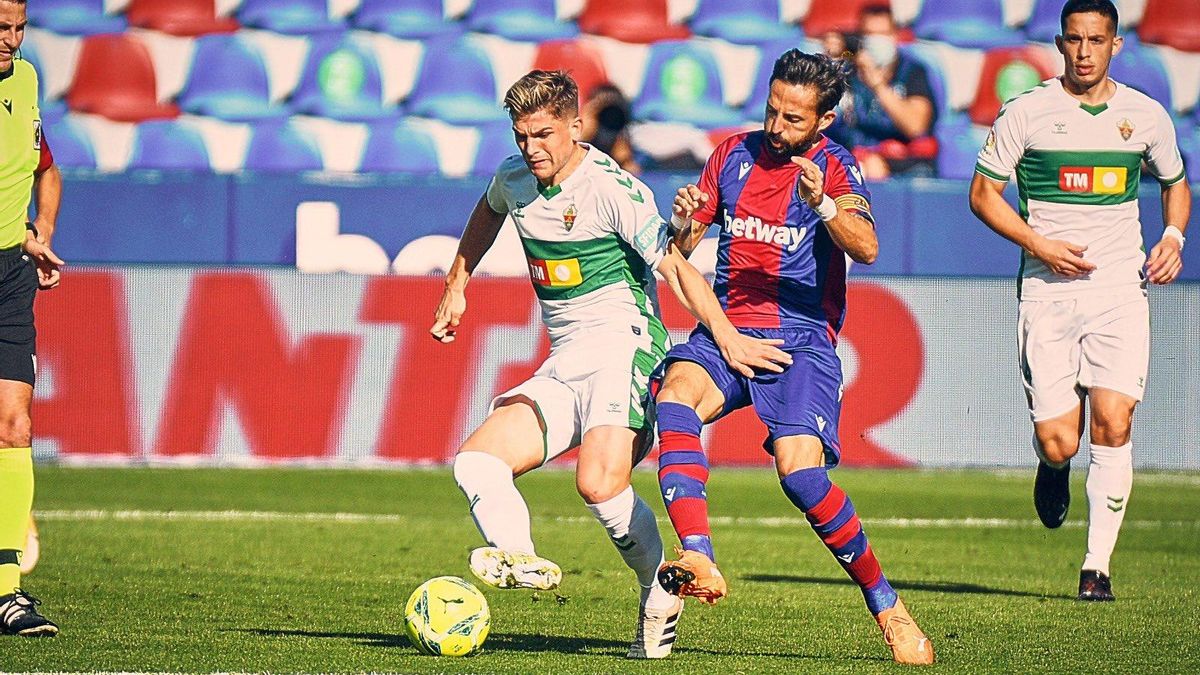 Raúl Guti tries to take a ball against Melero Raúl Guti tries to take a ball against Melero