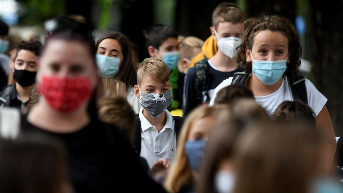 Niños con mascarillas protectoras llegan a la escuela, en Zagreb (Croacia).