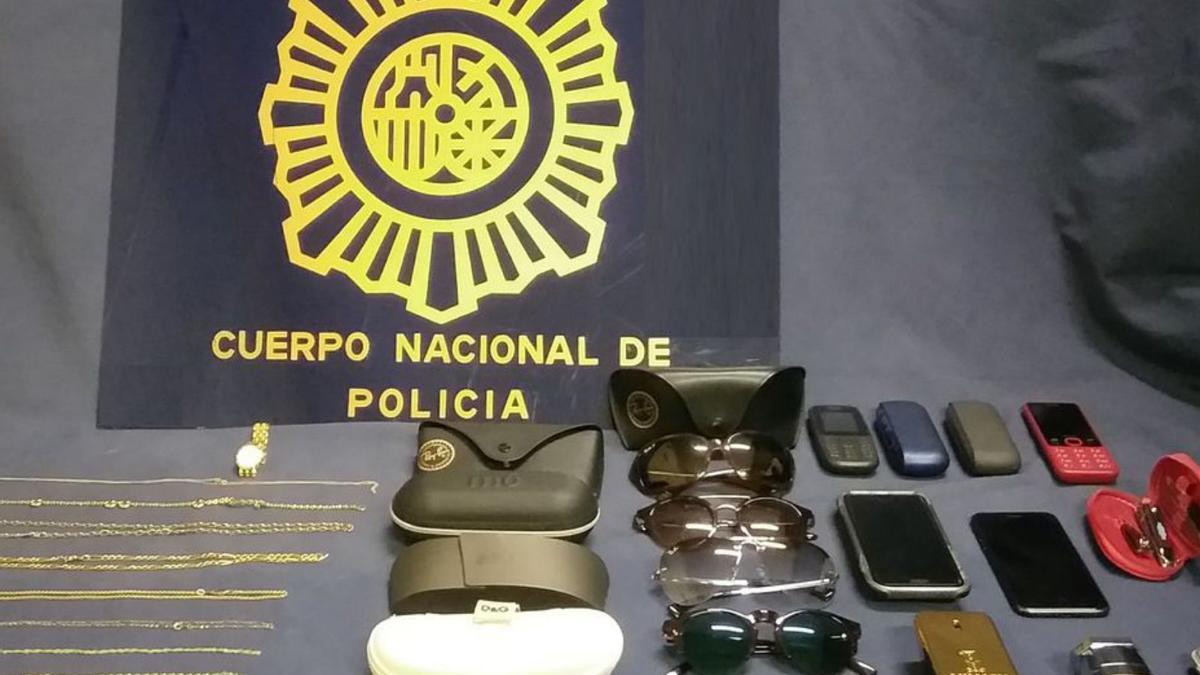 Relojes, joyas y otros objetos incautados a la banda.   | // POLICÍA NACIONAL