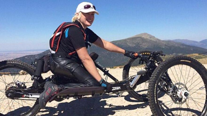 Imagen de la atleta paralímpica Gema Hassen-Bey con la bicicleta robada