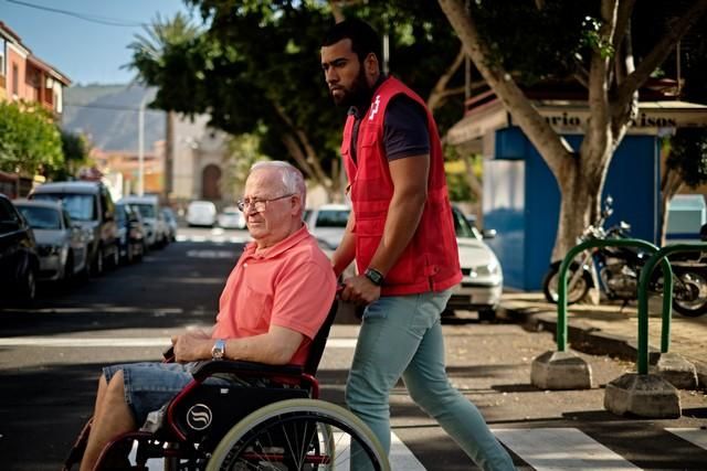 José Ramos, con problemas de movilidad, acude a votar a las elecciones generales de 2019 en Santa Cruz de Tenerife gracias a un servicio gratuito de Cruz Roja