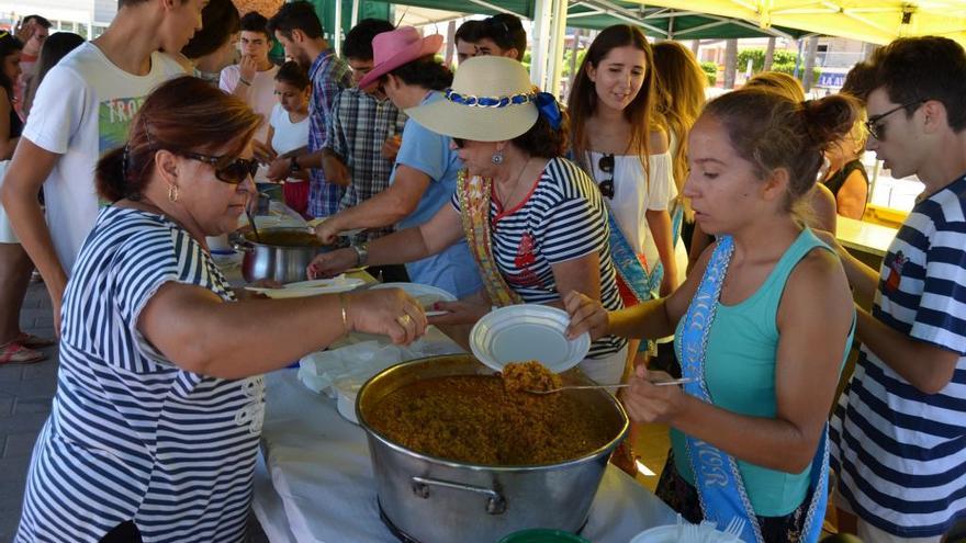 El caldero, plato típico de la zona, se puede saborear hoy en la orilla del Mar Menor.