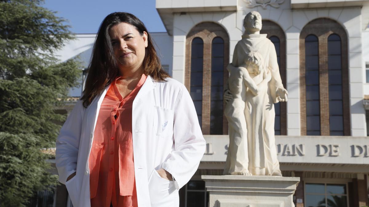 La psiquiatra Raquel Carmona posa en la fachada del hospital San Juan de Dios.