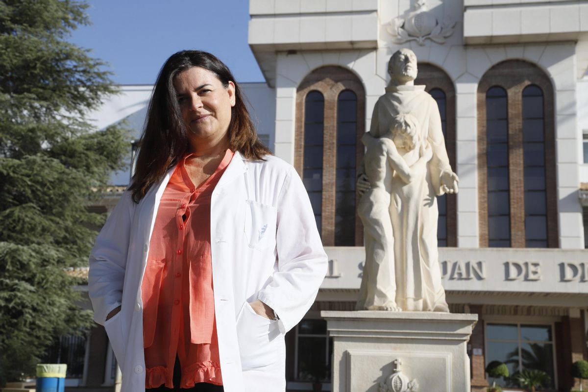 La psiquiatra Raquel Carmona posa en la fachada del hospital San Juan de Dios.