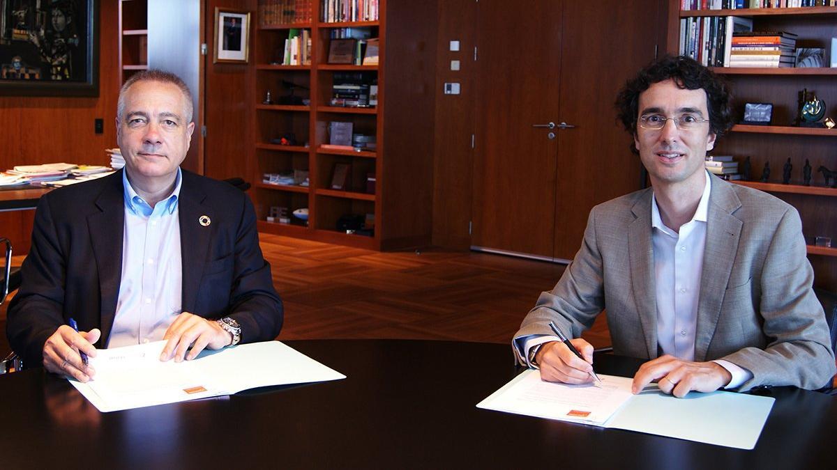 Pere Navarro y Enric Urreta firman el acuerdo de colaboración entre DFactory y 22@Network