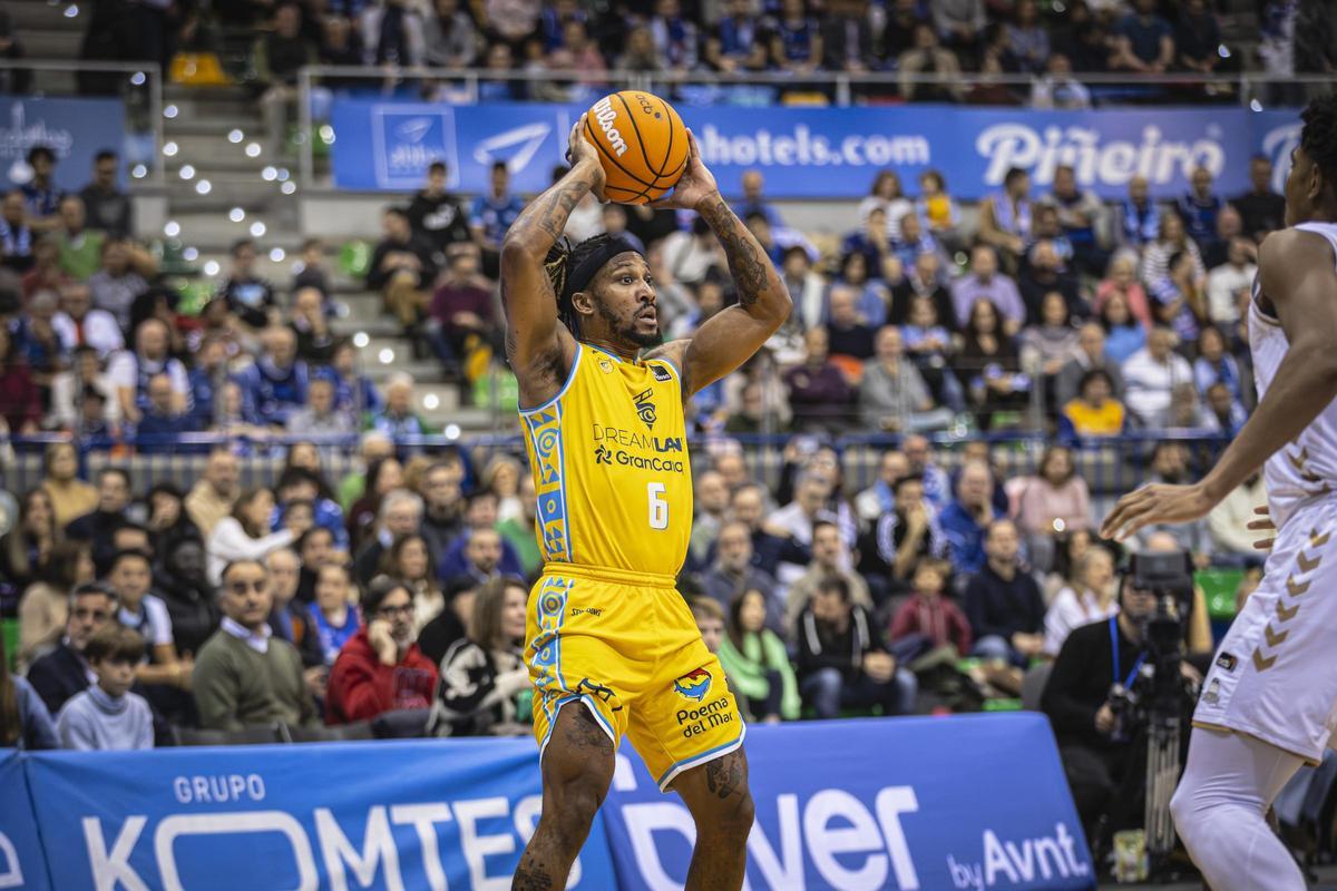 Albicy se dispone a ejecutar un pase en el encuentro del Granca ante el Burgos.