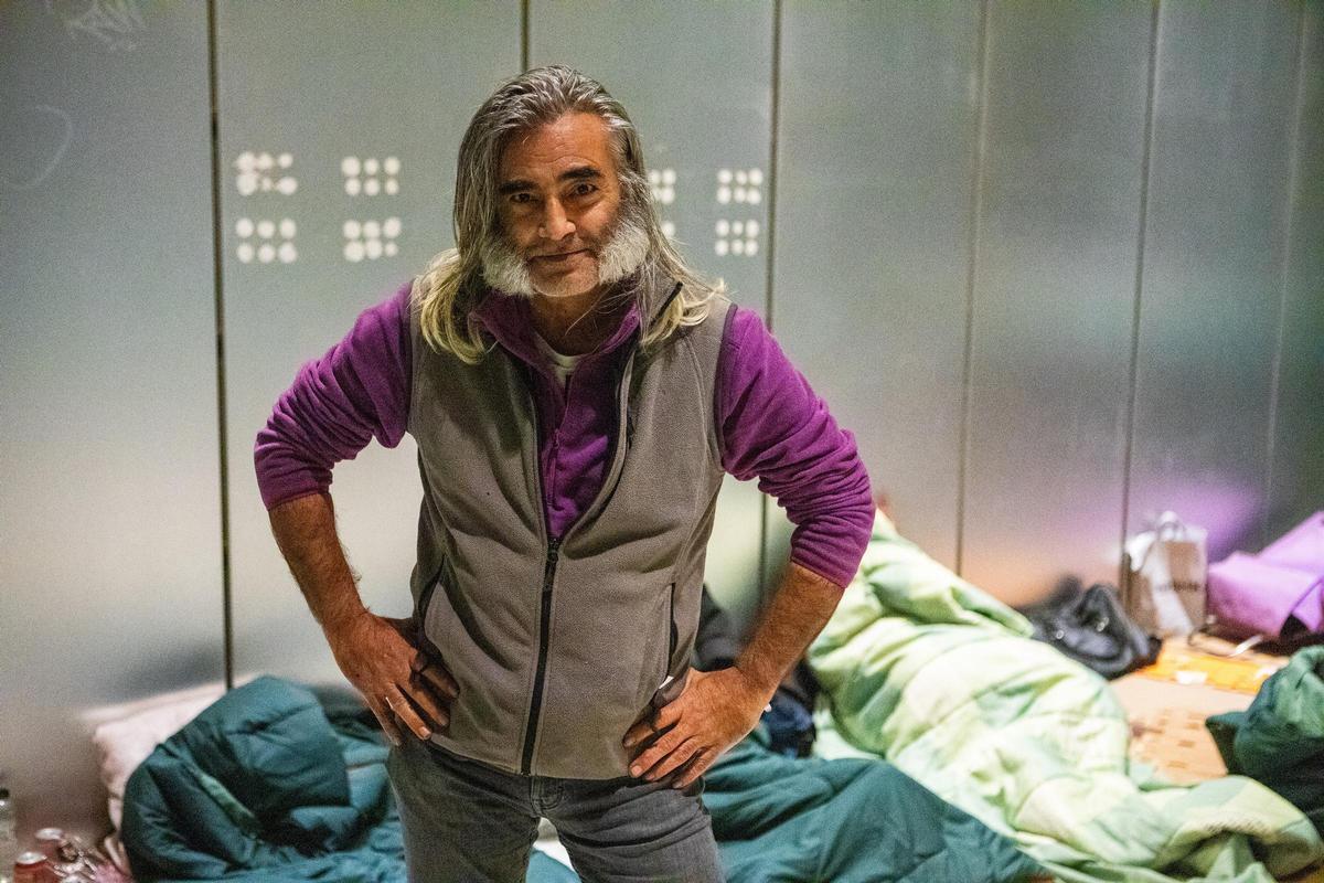 Voluntarios de Cruz Roja realizan el recuento de personas sin hogar en Zaragoza, este miércoles.