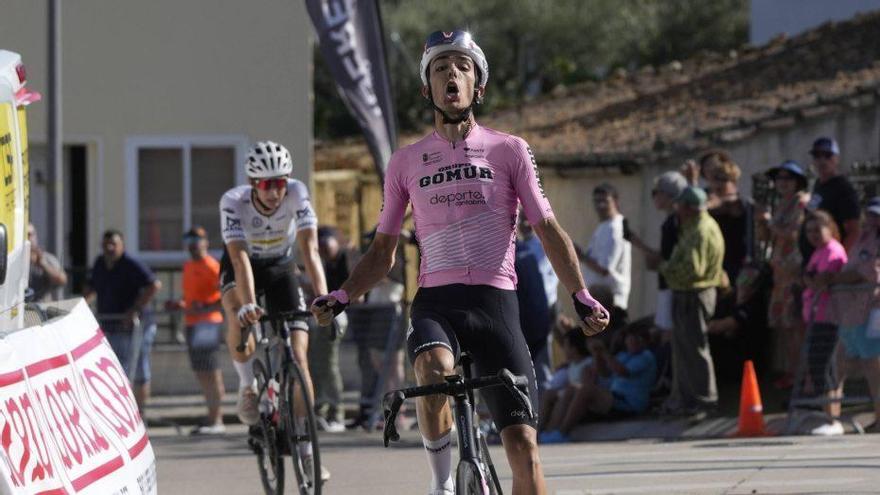 Alberto del Cid entra vencedor en la meta de Fermoselle. | JOSÉ LUIS FERNÁNDEZ