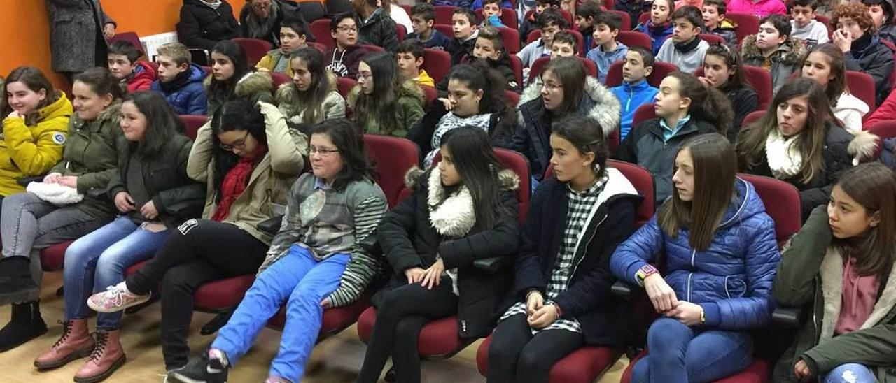 Alumnos asistentes a la presentación del libro &quot;Boldrax, la leyenda del loco de Garnell&quot; en el Instituto Rey Pelayo de Cangas de Onís.