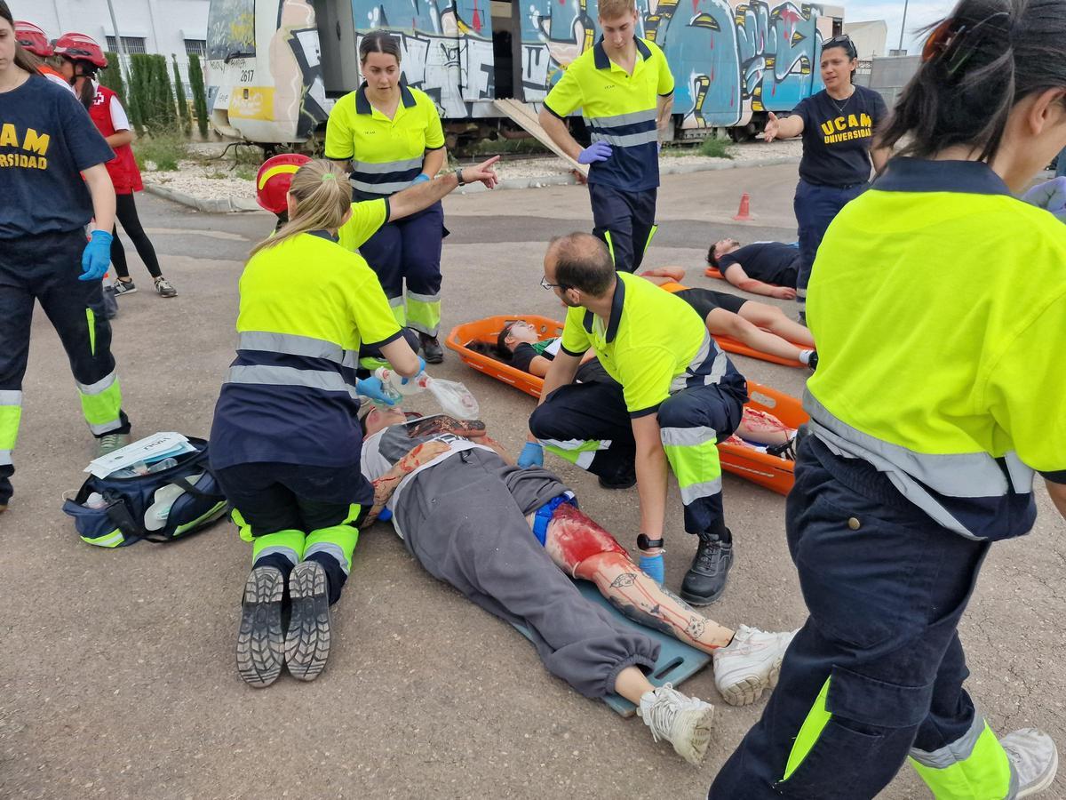 Futuros sanitarios y psicólogos de la UCAM se entrenan ante un accidente ferroviario simulado