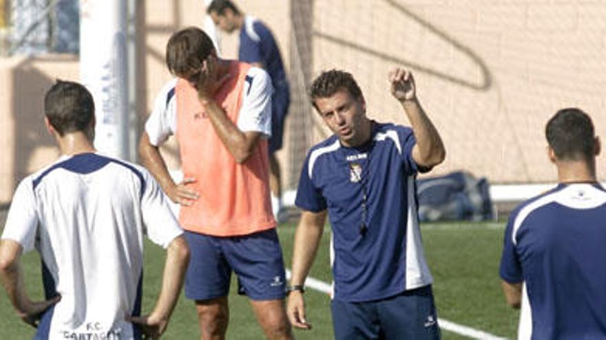 El entrenador del FC Cartagena, Pato, da instrucciones a sus futbolistas en un entrenamiento de esta semana.