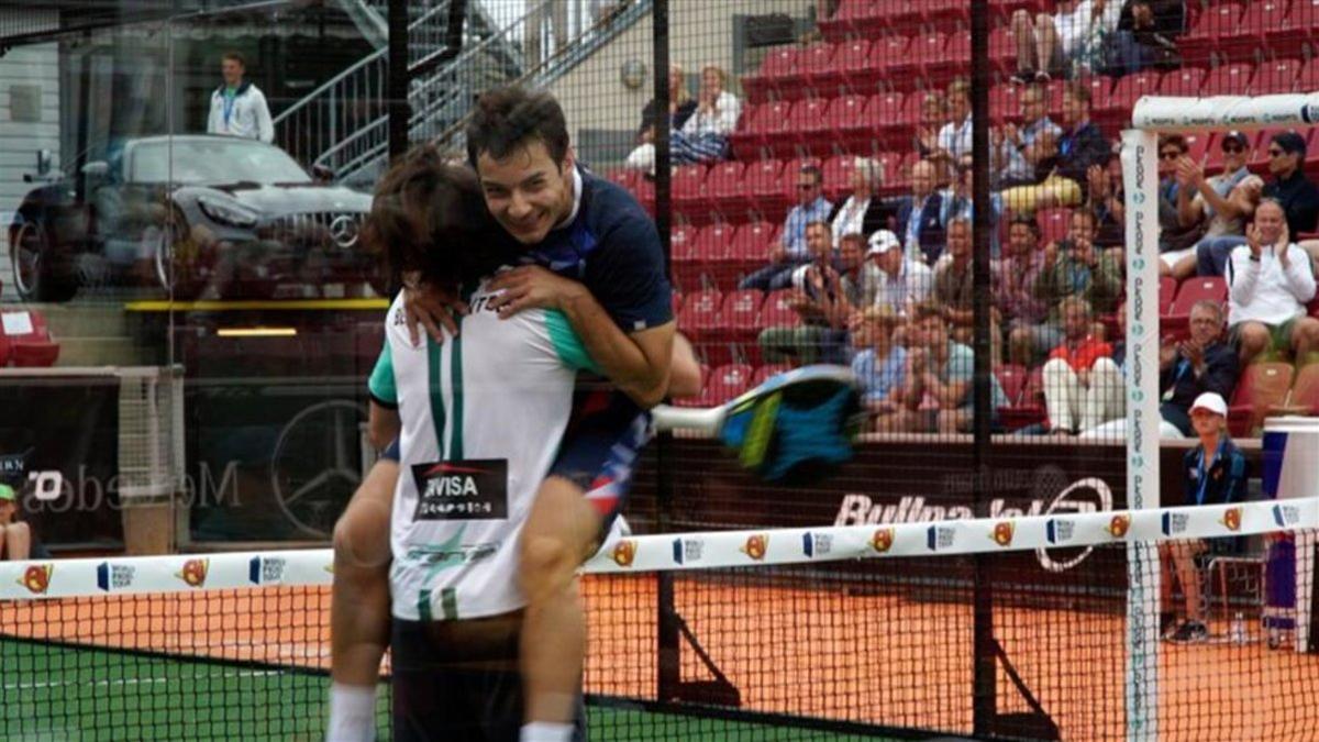 Blanco Antelo y Martínez Vázquez celebran su triunfo ante los números uno