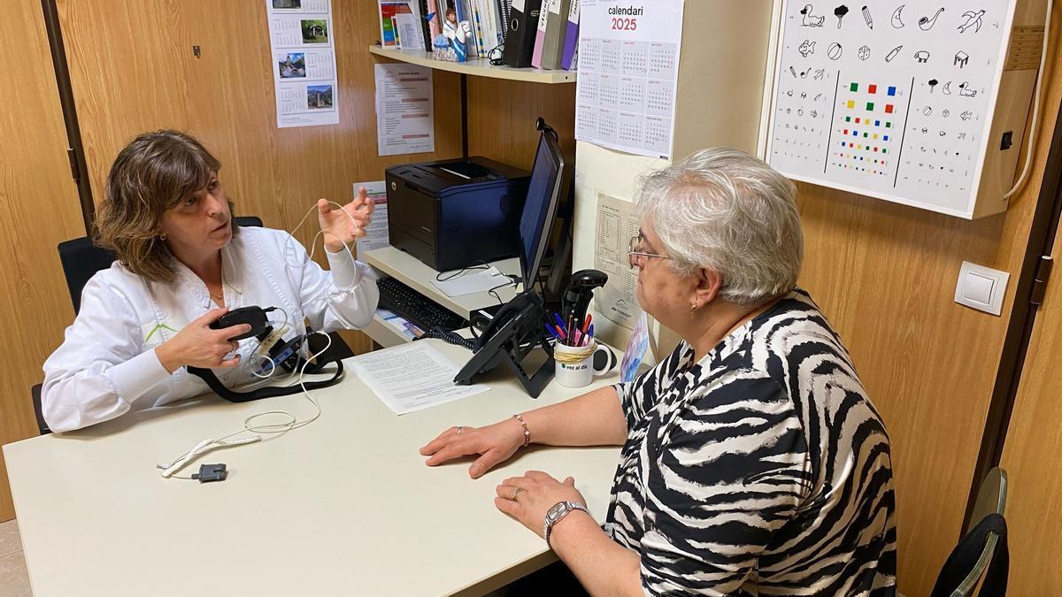 Una pacient atesa al consultori local de Sant Feliu de Pallerols.