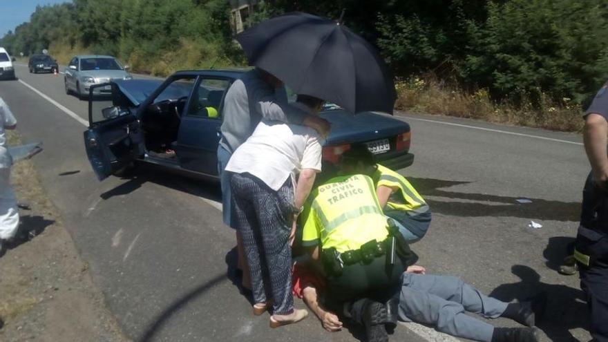 Agentes de Tráfico realizan la primera asistencia al conductor herido. FdV
