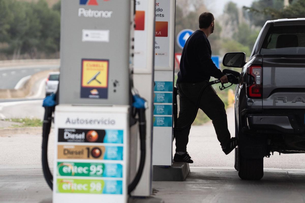 Un hombre reposta combustible en una gasolinera.