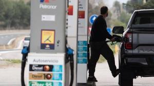 Un hombre reposta combustible en una gasolinera.