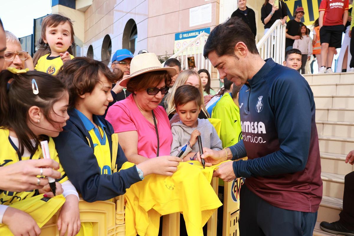 Galería | La afición del Villarreal disfruta con sus ídolos en el entrenamiento de puertas abiertas