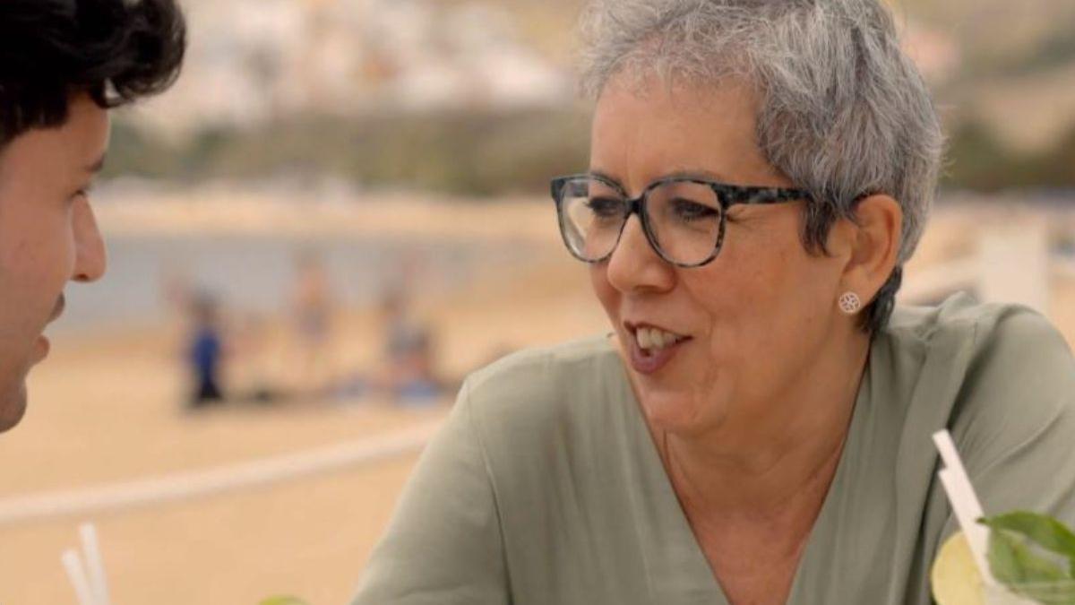 Samuel y su madre María hablando en la playa de Las Teresitas, en Santa Cruz de Tenerife.