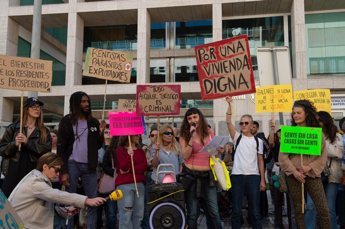 Varias personas durante una manifestación por la vivienda, a 5 de abril de 2025, en Ibiza, Baleares (España). Tras varias manifestaciones multitudinarias en diferentes puntos de España, los sindicatos de inquilinas, plataformas por la hipoteca y asambleas contra los desahucios, entre otros colectivos, han convocado la primera manifestación a nivel estatal por el derecho a la vivienda. Los convocantes piden una bajada de los precios del alquiler, la creación de más vivienda pública y social y medidas para que ninguna persona pueda ser desahuciada. 05 ABRIL 2025;MANIFESTACIÓN;VIVIENDA;ALQUILERES Germán Lama / Europa Press 05/04/2025. Germán Lama;