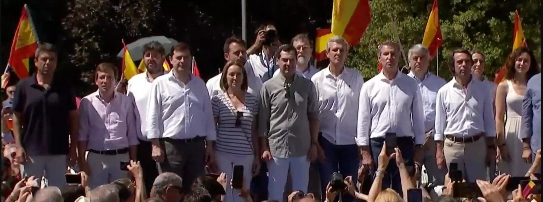 Mazón, a la izquierda del escenario tras acabar el discurso de Feijóo en la manifestación del PP el domingo en Madrid.