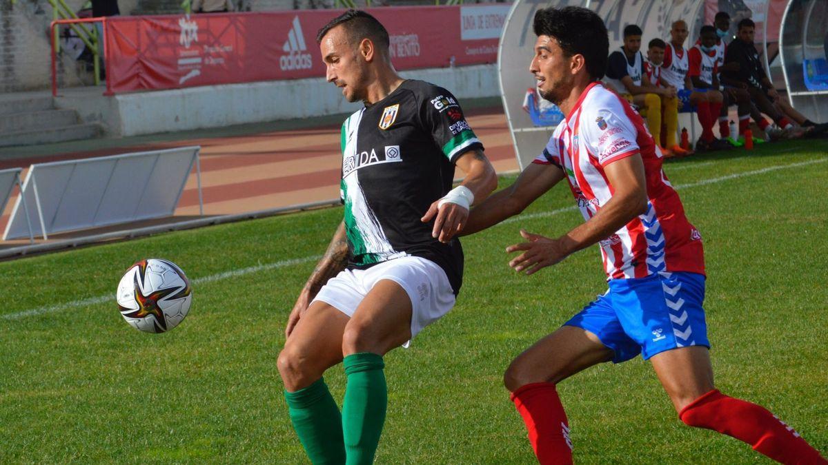 El romano Aitor Pons protege el balón ante el dombenitense Álex Herrera.