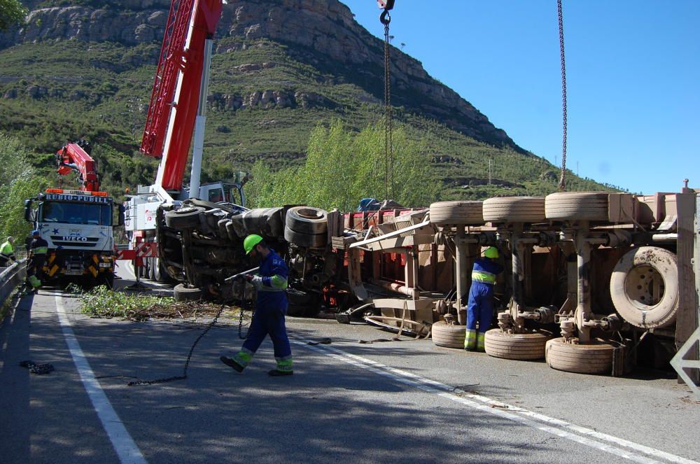 Retirada d'un camió accidentat a la C-55