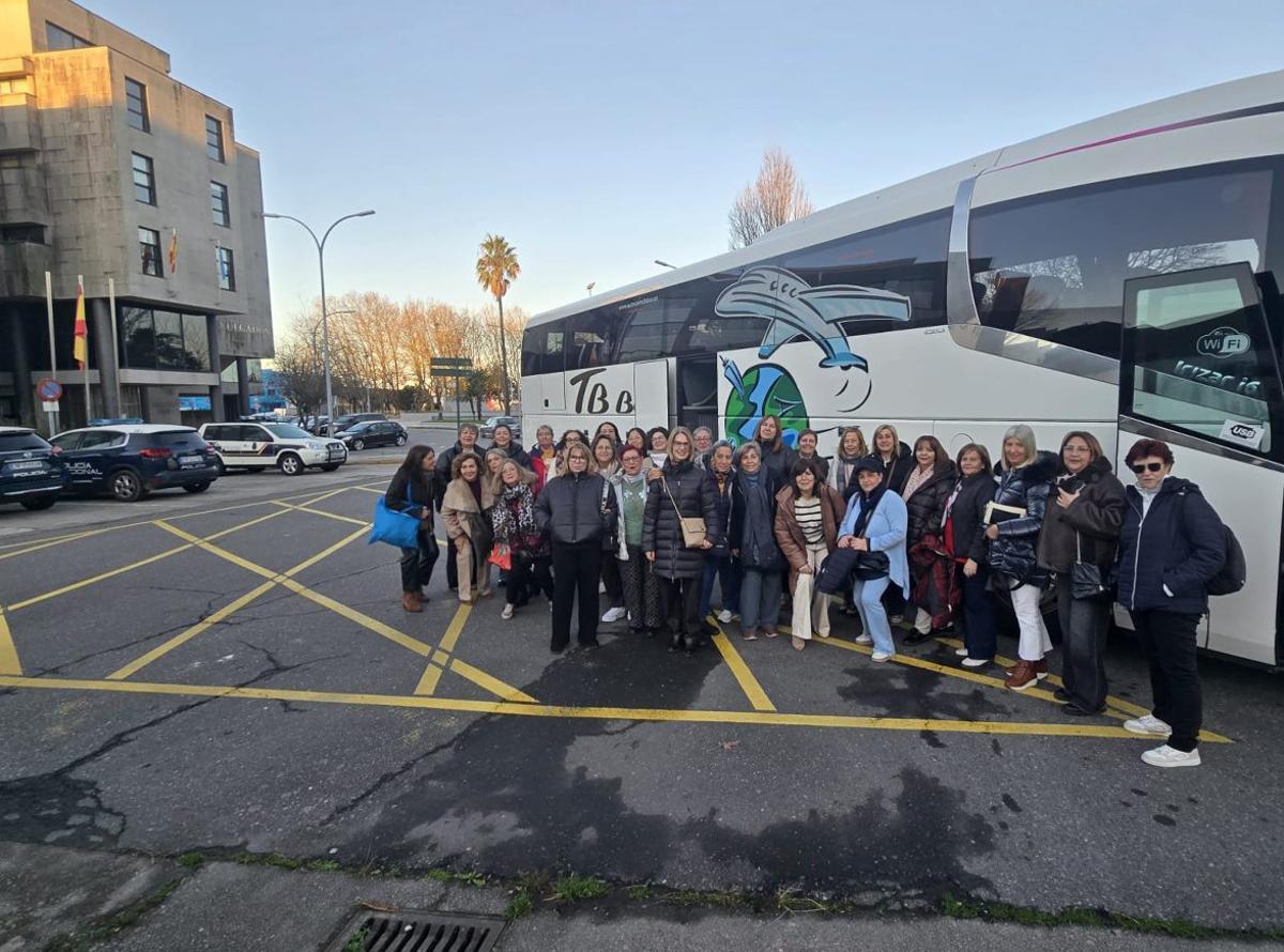 Algunas de las mujeres de Badajoz alojadas en
Vilagarcía que aprovecharon la visita a Vigo
para conocer O Grove y Santiago, ayer. |  M.M.