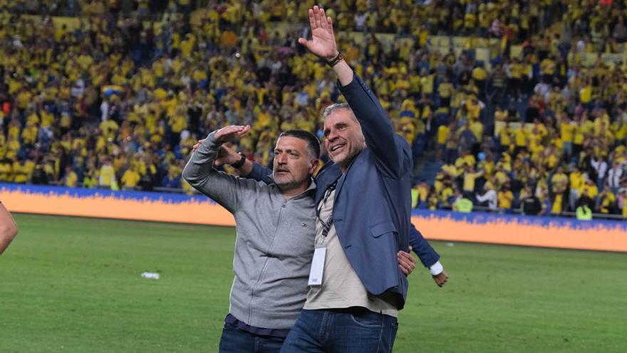 La marea amarilla celebra el ascenso de la UD Las Palmas con los pacientes del Negrín