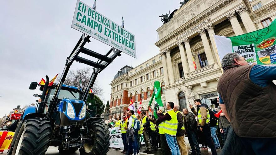 Llegada de los tractores a las puertas del Ministerio de Agricultura en Madrid. | RODRIGO MORÁN