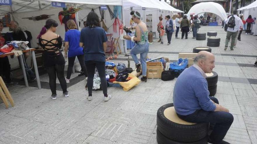 Puestos del Mercado do Mar, ayer en los jardines.