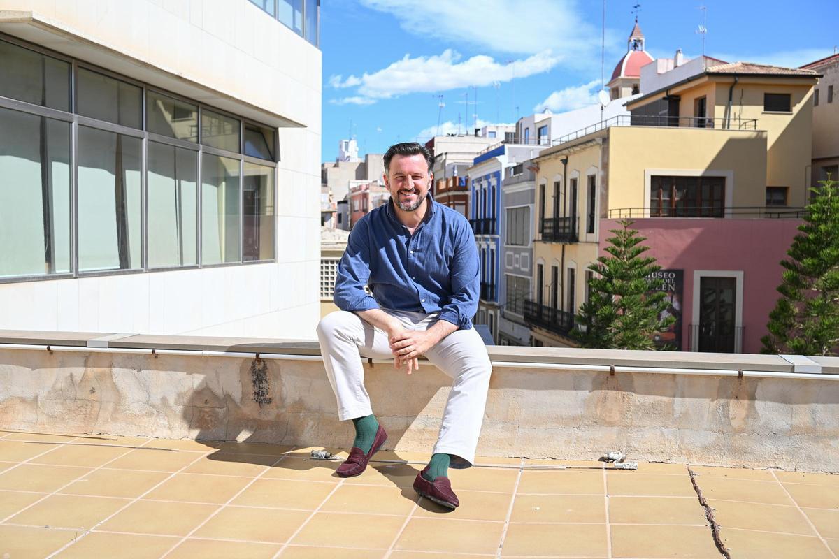 El alcalde, Pablo Ruz, en la terraza del Ayuntamiento, en la parte que da al Mercado Central.