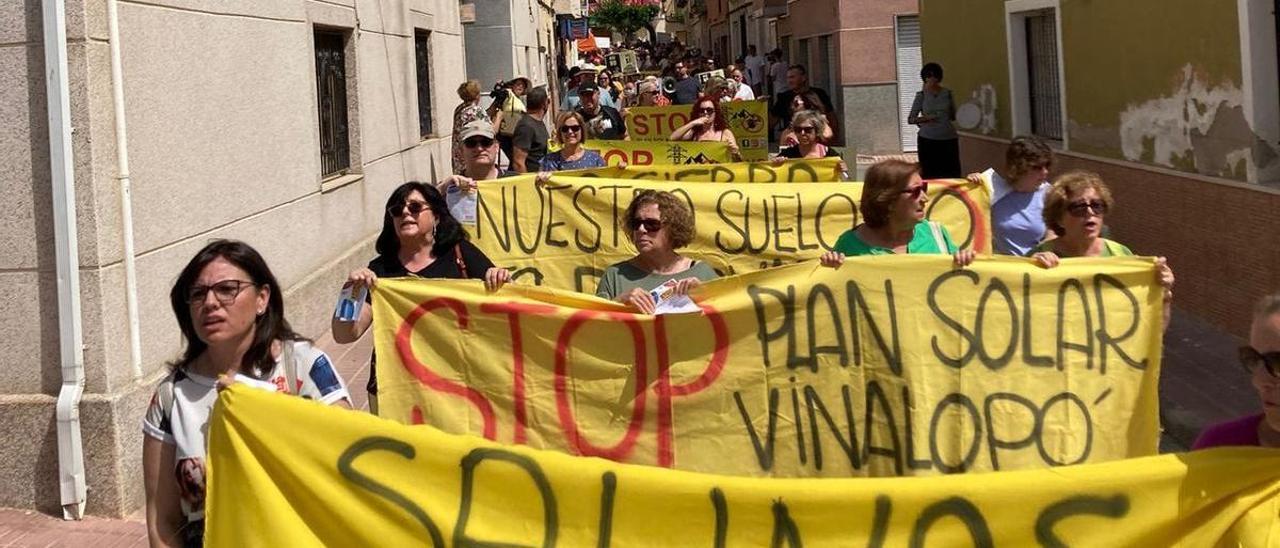 Los manifestantes recorriendo las calles de Salinas durante la mañana del pasado domingo.