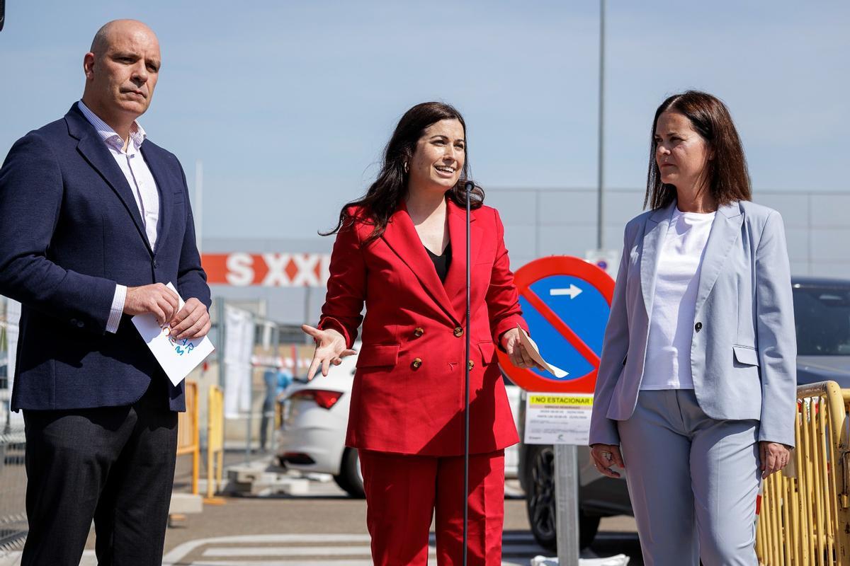 La concejala Tatiana Gaudes, junto a representantes de Solar360, este martes junto al pabellón Siglo XXI de Zaragoza.