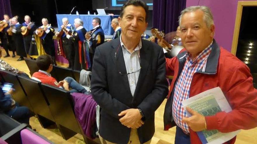 César Morís y José Antonio Flórez Lozano, ayer, en el auditorio de la Pola.