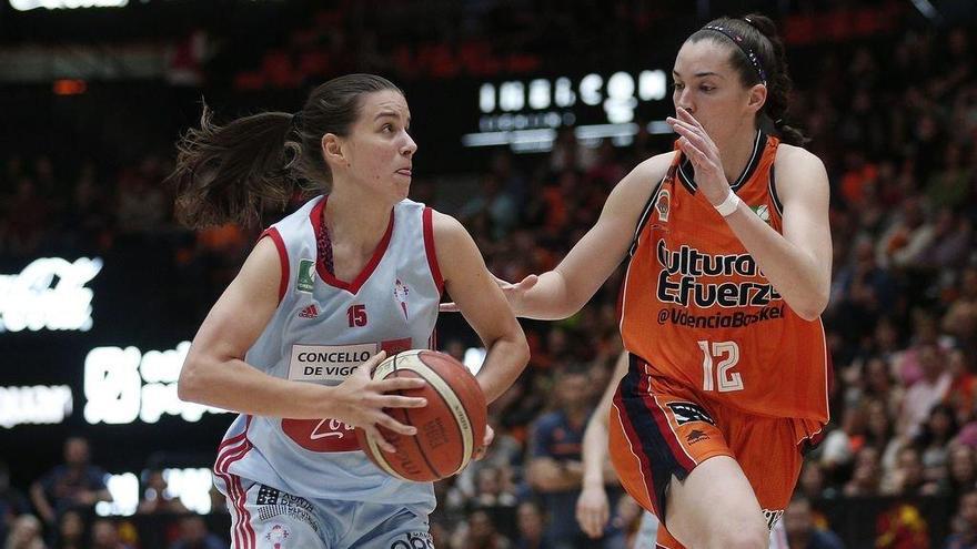 Paula Ahuja, con la pelota, durante un partido con el Celta Zorka. // FdV