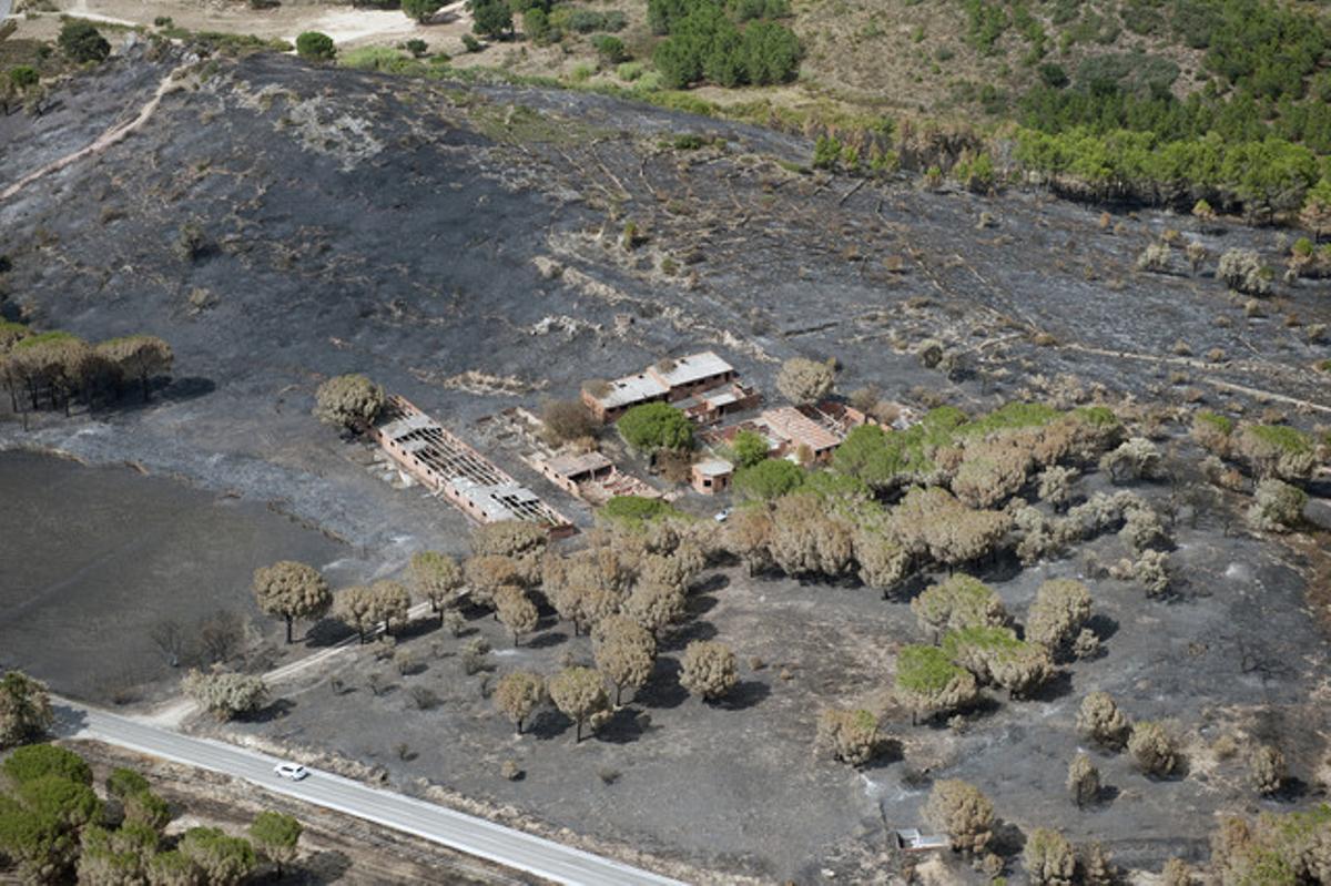 Una granja destruïda pel foc a làrea de Capmany