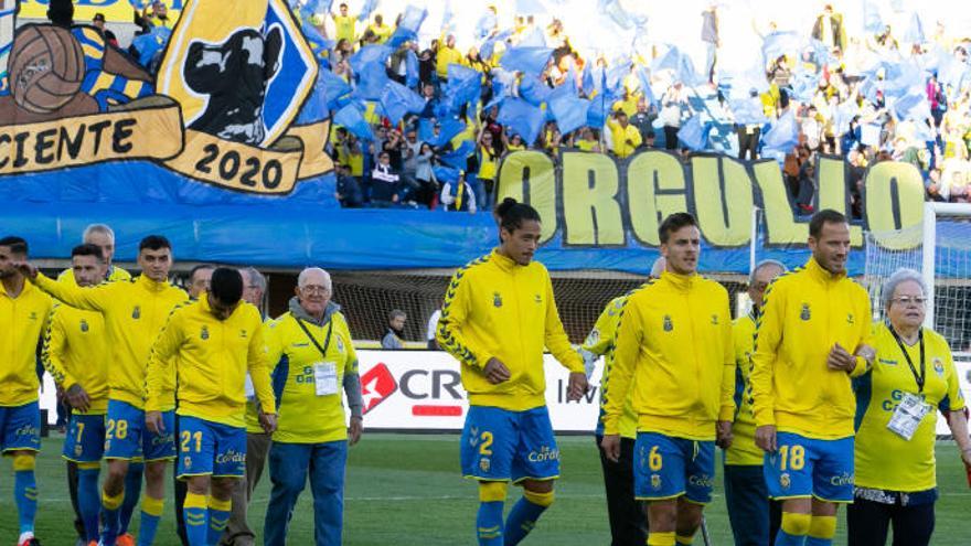 El plantel amarillo salta al césped, con el sector de Naciente, al fondo.