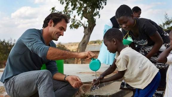 Federer, junto a niños de su fundación.