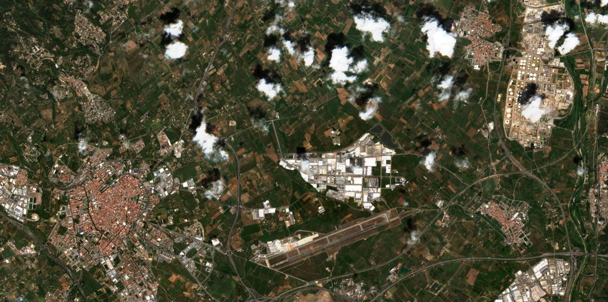 La zona de Reus, el aeropuerto y la petroquímica de Tarragona, con algunas nubes, a vista de satélite, el 11 de mayo del 2025.