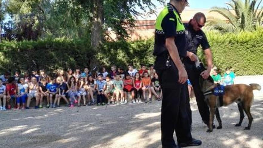 El perro de la Policía Local, con los niños.