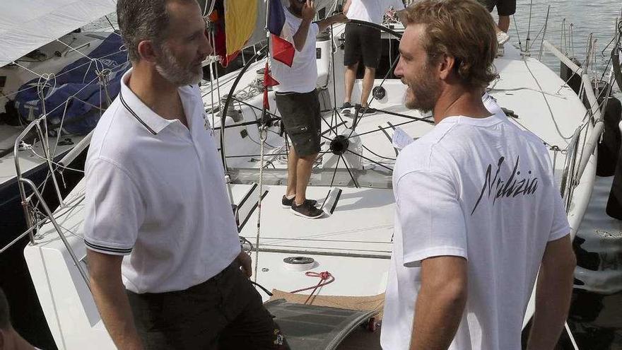 El rey Felipe charla con Pierre Casiraghi, ayer, en Palma de Mallorca.