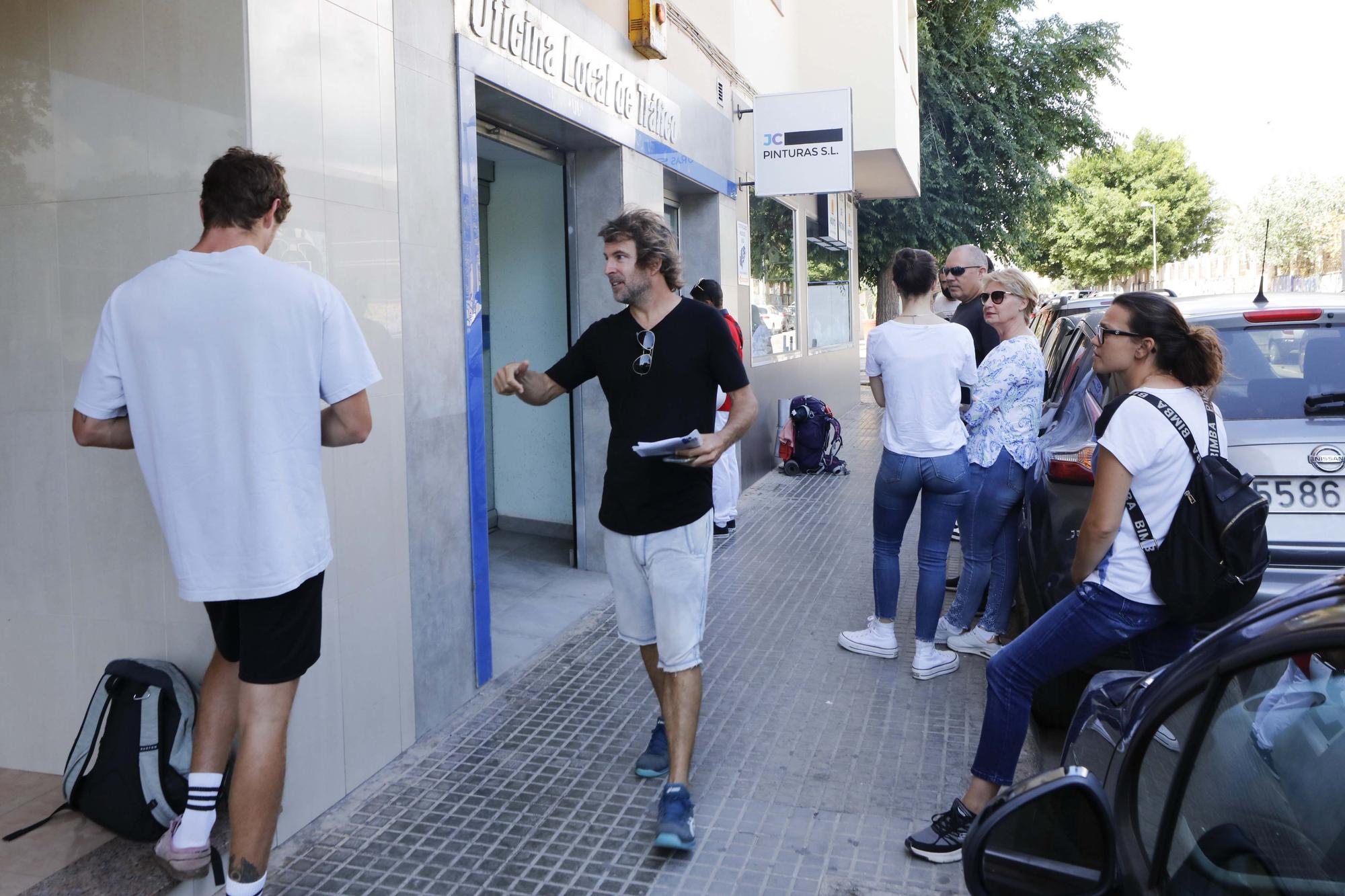 Galería de imágenes de los problemas de la oficina de Tráfico en Ibiza