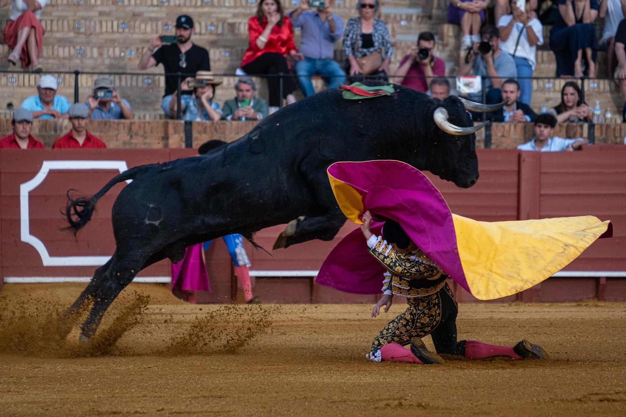 Un toro salta por encima de Lama de Góngora en la segunda de abono de la Feria de Abril de Sevilla