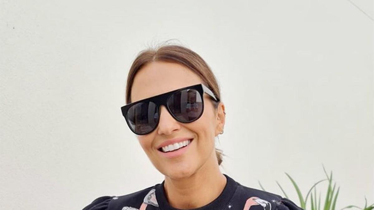 El look de Paula Echevarría con gafas de sol de Hawkers, jersey estampado de Space Flamingo y bermudas de cuero de Mango