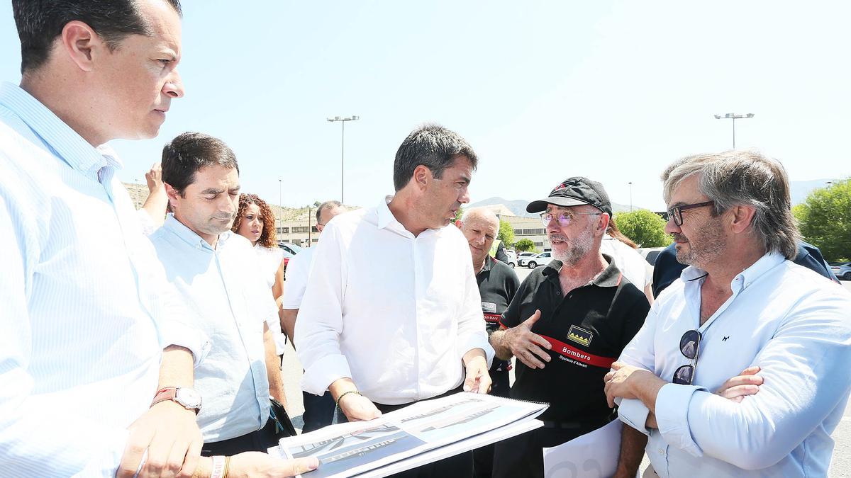 Mazón con Alfaro durante la visita a la zona donde se construirá el nuevo parque bomberos de Elda.