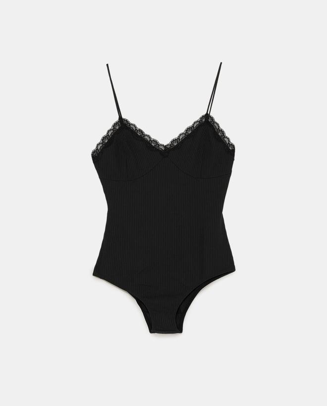 Body negro de canalé y encaje de Zara. (Precio: 12, 95 euros)