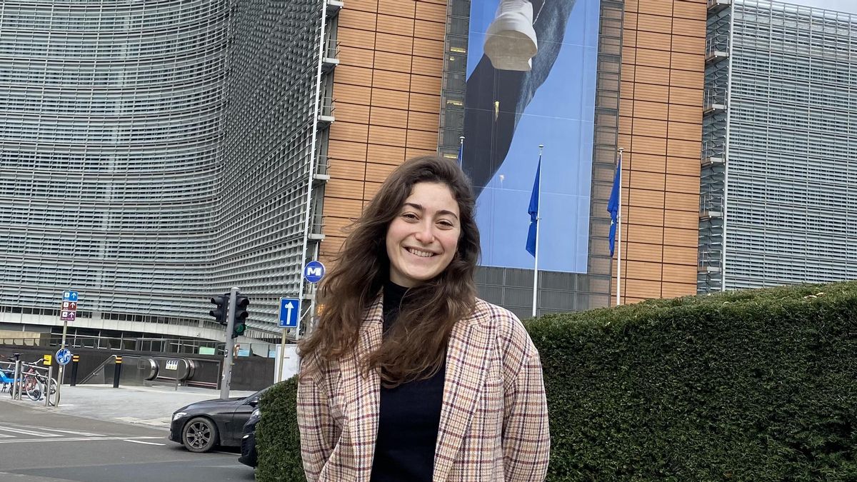 Ana Fernández Prieto con el Edificio Berlaymont (Bruselas), sede  de la Comisión Europea, detrás.