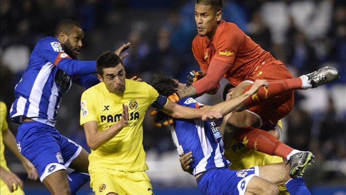 El Depor reclamó penalti por esta acción de Areola sobre Arribas